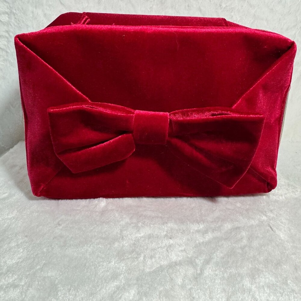 New 2024 Estee Lauder Red Velvet Soft Make-Up Case w Bow 2 Compartments - Picture 3 of 10